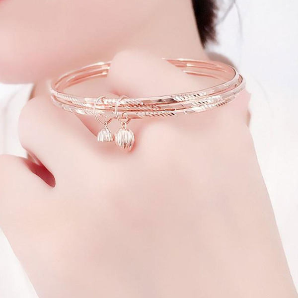 Златиста дамска гривна с метални висулки