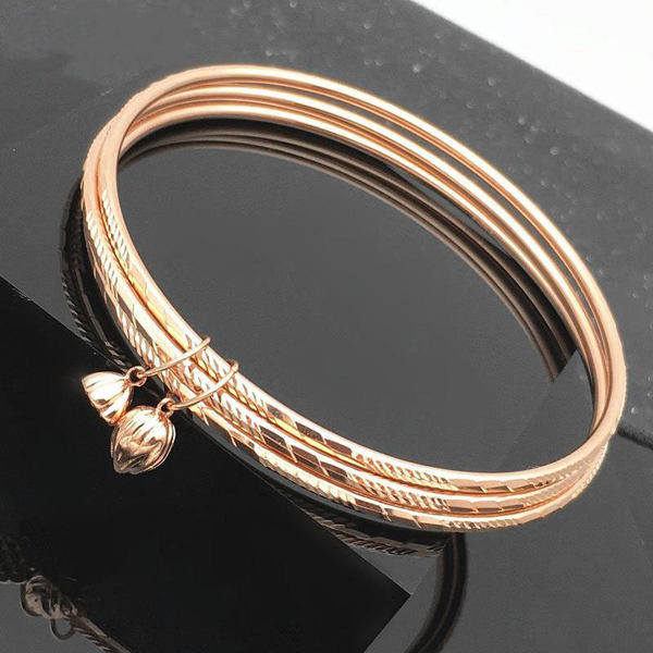 Златиста дамска гривна с метални висулки