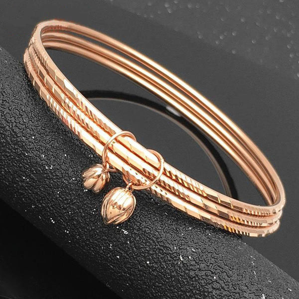 Златиста дамска гривна с метални висулки