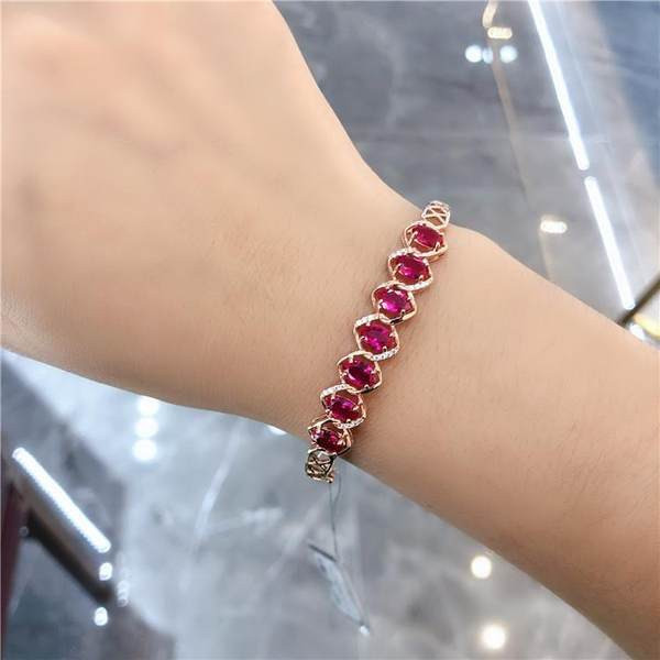 Μοντέρνο βραχιόλι με πολύχρωμες διακοσμητικές πέτρες για γυναίκες