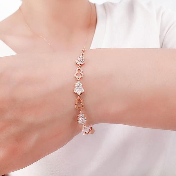 Γυναικείο μοντέρνο βραχιόλι με μεταλλικά στοιχεία