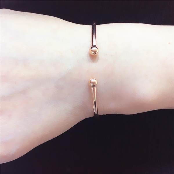 Ženska otvorena narukvica s perlama