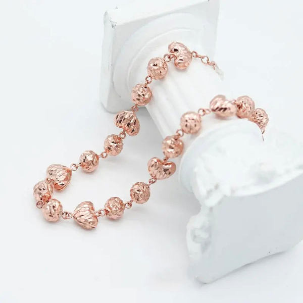 Μοντέρνο γυναικείο βραχιόλι σε ένα χρώμα