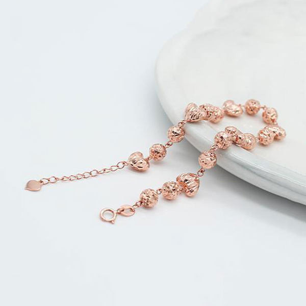 Μοντέρνο γυναικείο βραχιόλι σε ένα χρώμα