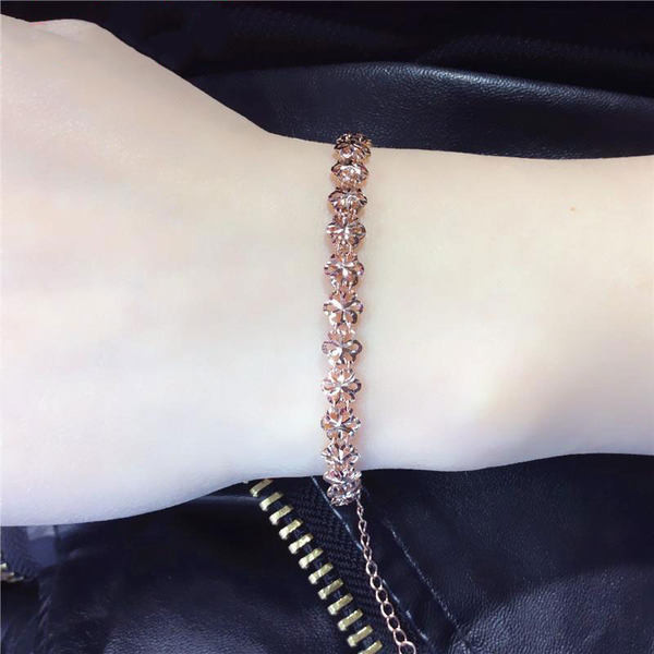 Μοντέρνο βραχιόλι λουλουδιών και μενταγιόν καρδιά