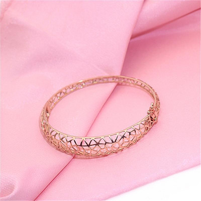 Κομψό γυναικείο βραχιόλι - σε χρυσό χρώμα