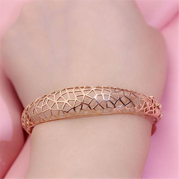 Κομψό γυναικείο βραχιόλι - σε χρυσό χρώμα