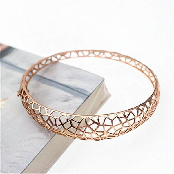 Κομψό γυναικείο βραχιόλι - σε χρυσό χρώμα