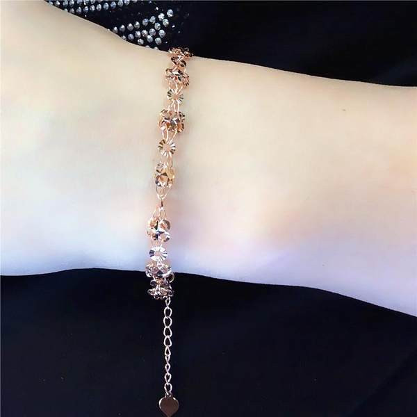 Stiilne metallist elementidega naiste käevõru