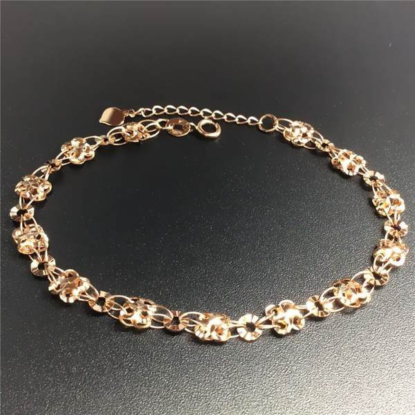 Stiilne metallist elementidega naiste käevõru