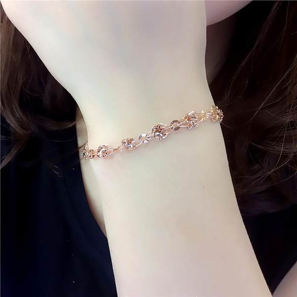 Stiilne metallist elementidega naiste käevõru