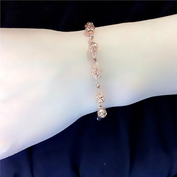 Novi model ženske narukvice u zlatnoj boji