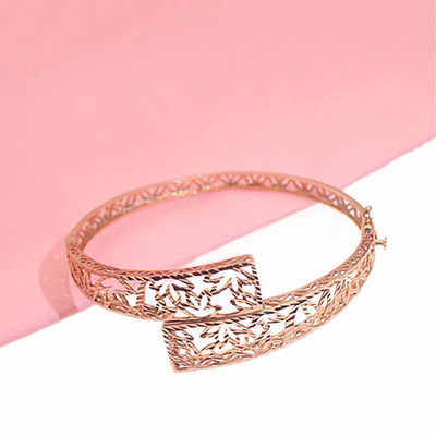 Κομψό βραχιόλι - σε χρυσό χρώμα με μεταλλικά στοιχεία