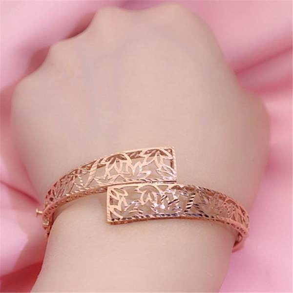 Κομψό βραχιόλι - σε χρυσό χρώμα με μεταλλικά στοιχεία