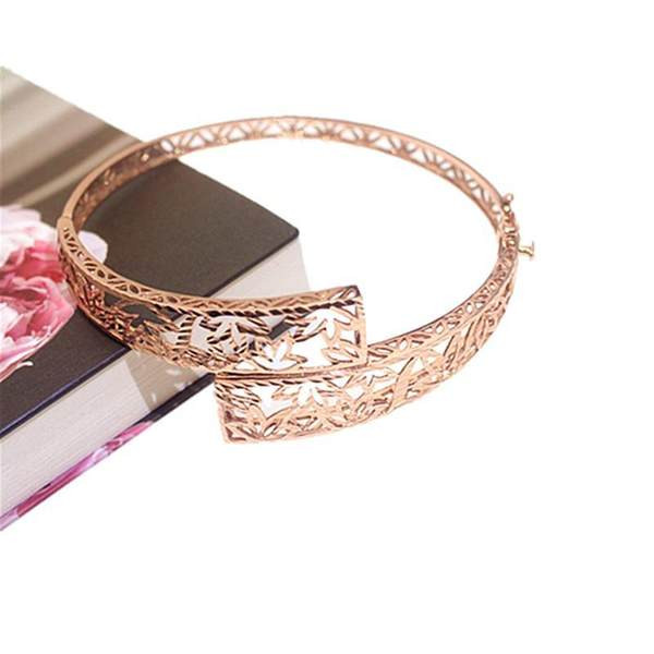 Κομψό βραχιόλι - σε χρυσό χρώμα με μεταλλικά στοιχεία