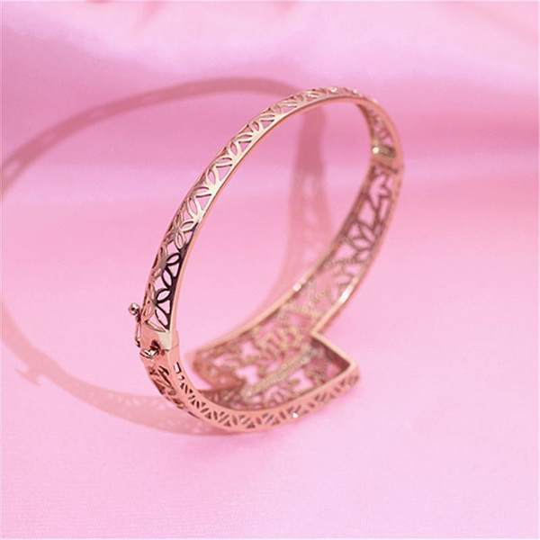 Κομψό βραχιόλι - σε χρυσό χρώμα με μεταλλικά στοιχεία