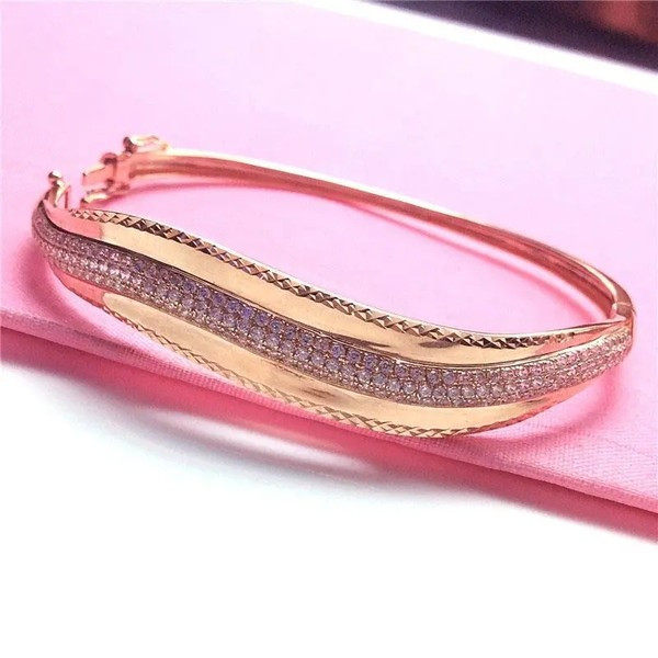 Дамска стилна гривна с камъни