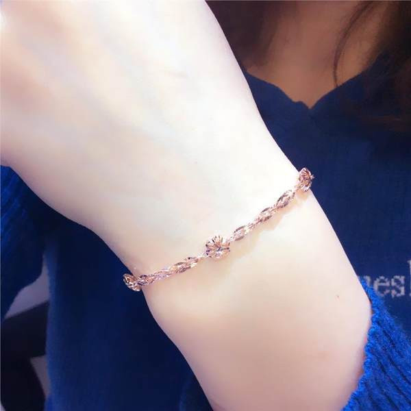 Дамска нежна гривна с цветя и висулка сърце 