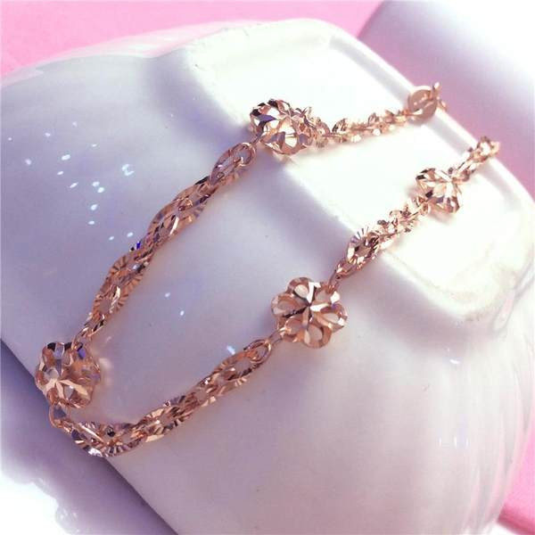 Дамска нежна гривна с цветя и висулка сърце 