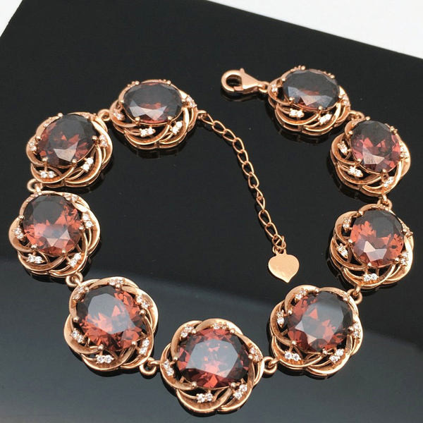 Дамска елегантна - гривна с декоративни камъни 