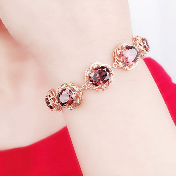 Дамска елегантна - гривна с декоративни камъни 