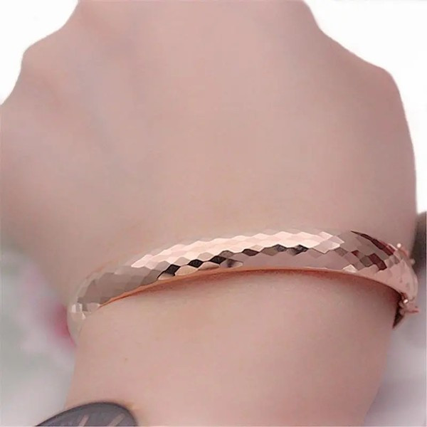 Стилна гривна тип халка в златист цвят