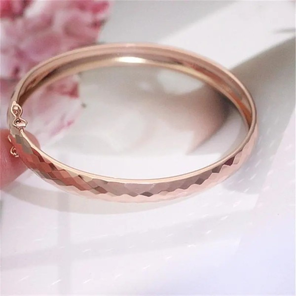 Стилна гривна тип халка в златист цвят