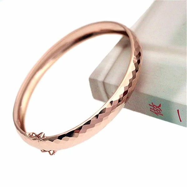 Стилна гривна тип халка в златист цвят