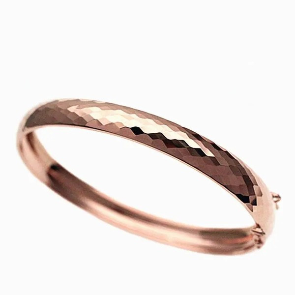 Стилна гривна тип халка в златист цвят