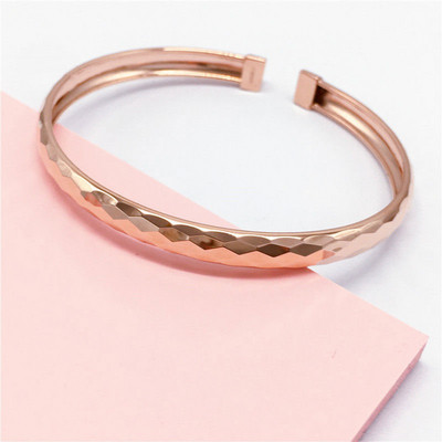 Модерна дамска златиста гривна тип колба