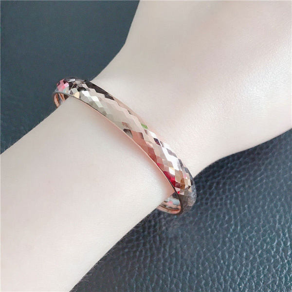 Модерна дамска златиста гривна тип колба