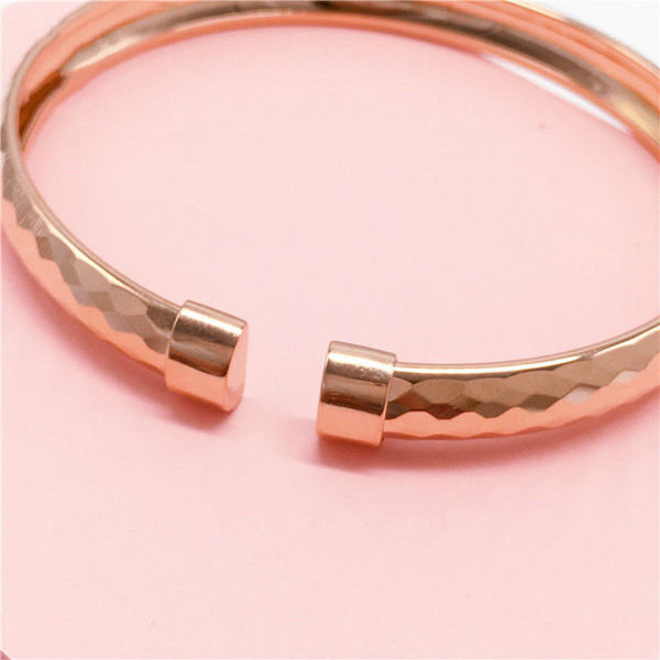 Модерна дамска златиста гривна тип колба