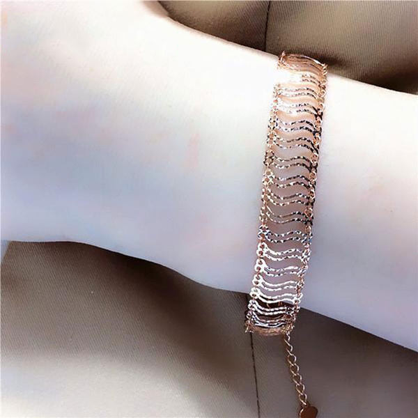 Модерна дамска гривна в златист цвят