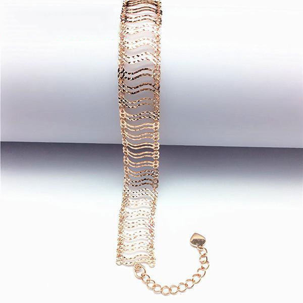 Модерна дамска гривна в златист цвят