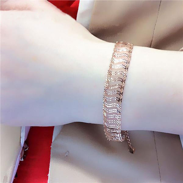 Модерна дамска гривна в златист цвят