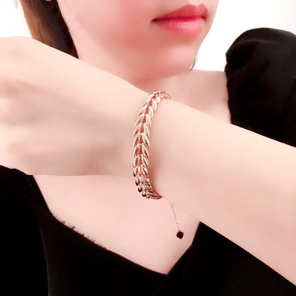 Модерна дамска гривна- в златист цвят