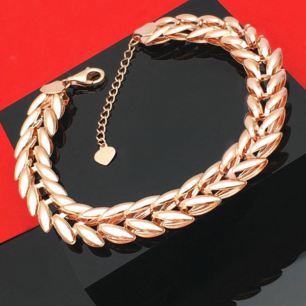 Модерна дамска гривна- в златист цвят