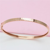 Дамска стилна гривна в златист цвят