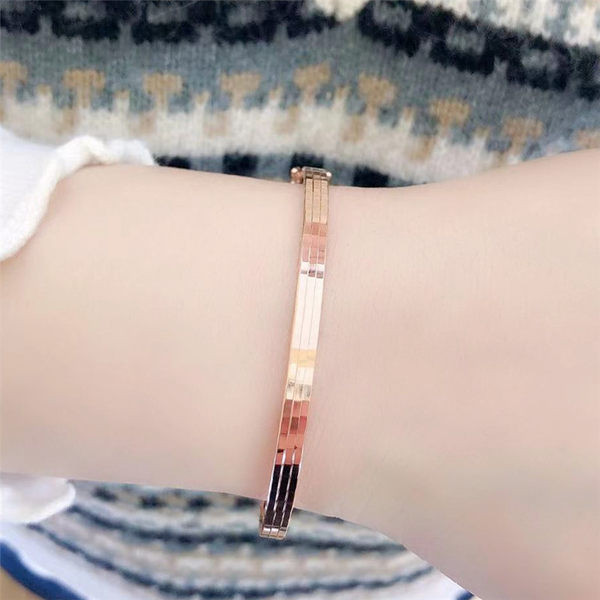 Дамска стилна гривна в златист цвят