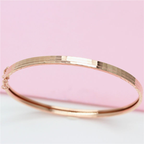 Дамска стилна гривна в златист цвят