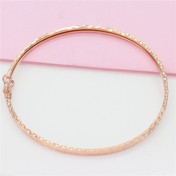 Дамска стилна гривна в златист цвят