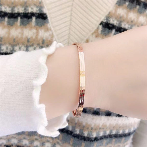 Дамска стилна гривна в златист цвят