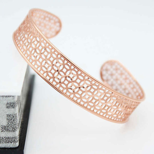 Модерна дамска гривна тип колба в златист цвят