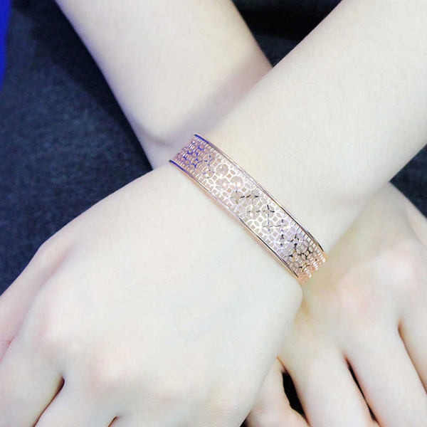 Модерна дамска гривна тип колба в златист цвят