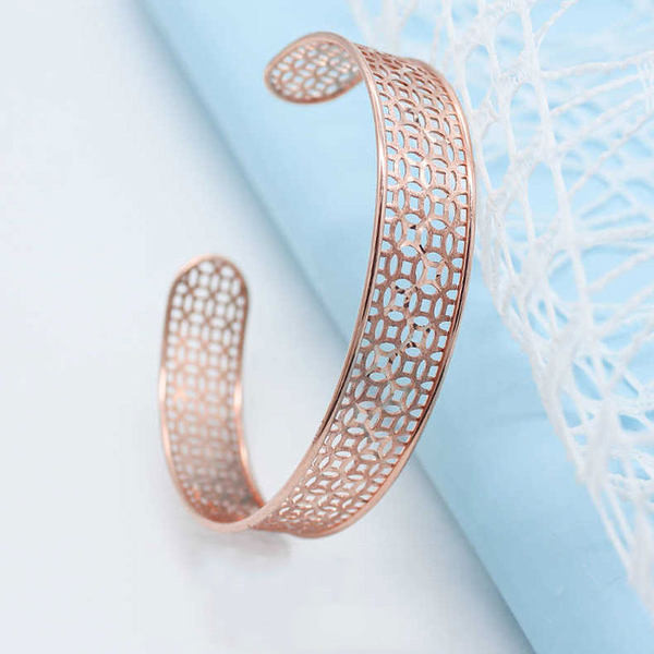 Модерна дамска гривна тип колба в златист цвят