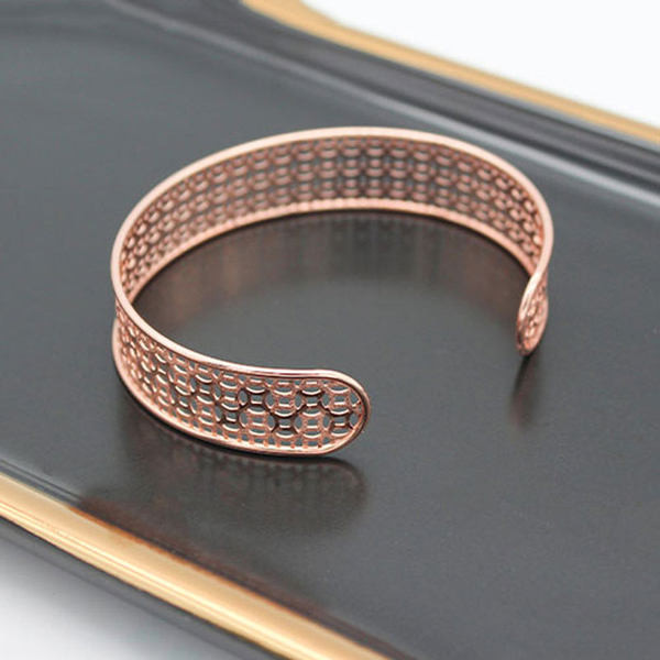 Модерна дамска гривна тип колба в златист цвят