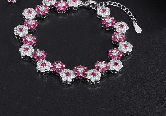 Дамска гривна с флорални мотиви 