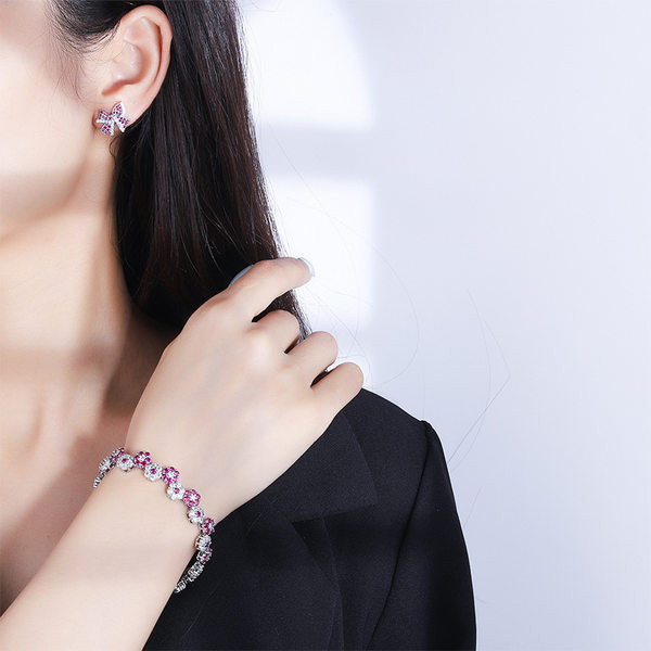 Дамска гривна с флорални мотиви 