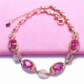 Елегантна дамска гривна в златист цвят с камъни