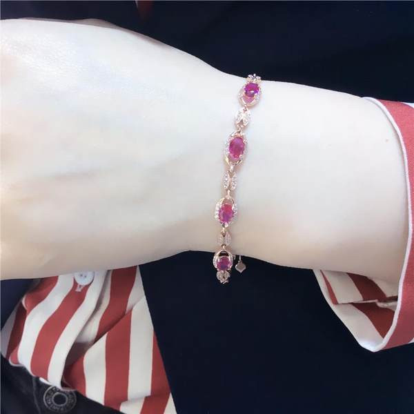 Елегантна дамска гривна в златист цвят с камъни